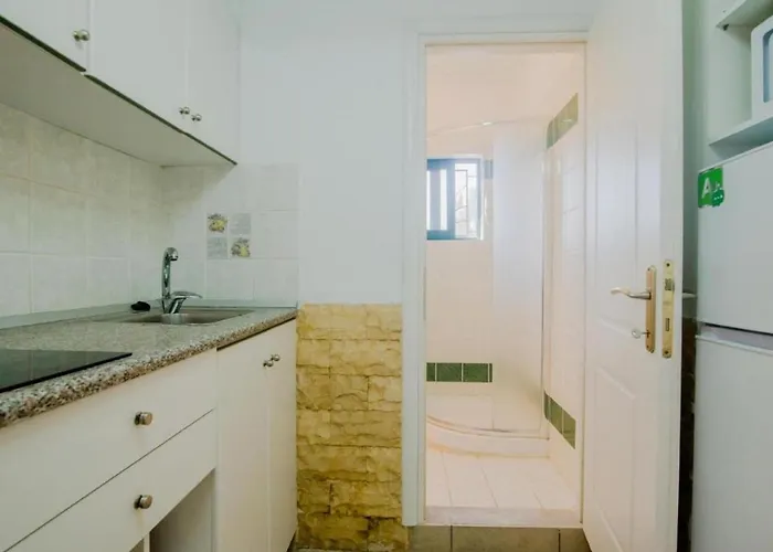 In With Sea Views بينيتسيس